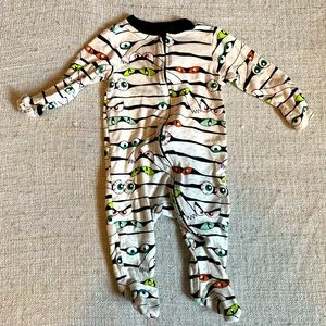 4/25$ Old Navy sleep & play sleeper pajamas- 3-6 months- Halloween mummy